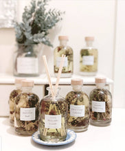 Load image into Gallery viewer, Botanical Reed Diffuser - Bamboo White Lilly