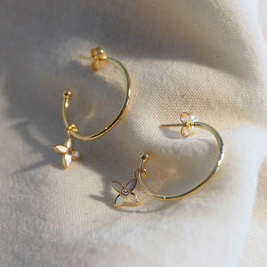 Murkani - Medium Clover Hoop Earrings - Gold